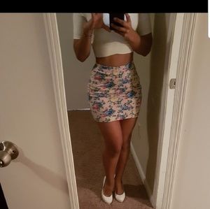 Cute floral mini skirt!
